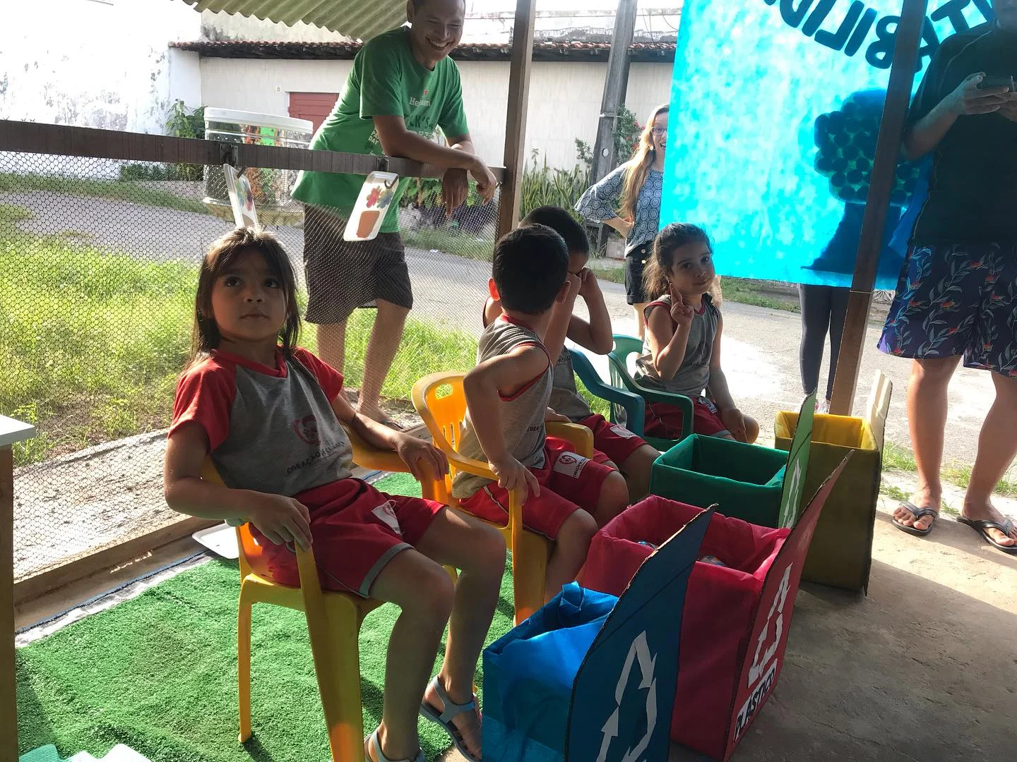 Crianças participam de atividade sobre reciclagem na escola comunitária