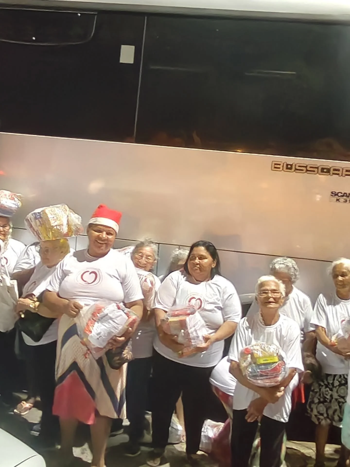 Participantes do Programa Melhor Idade reunidas com doações de Natal