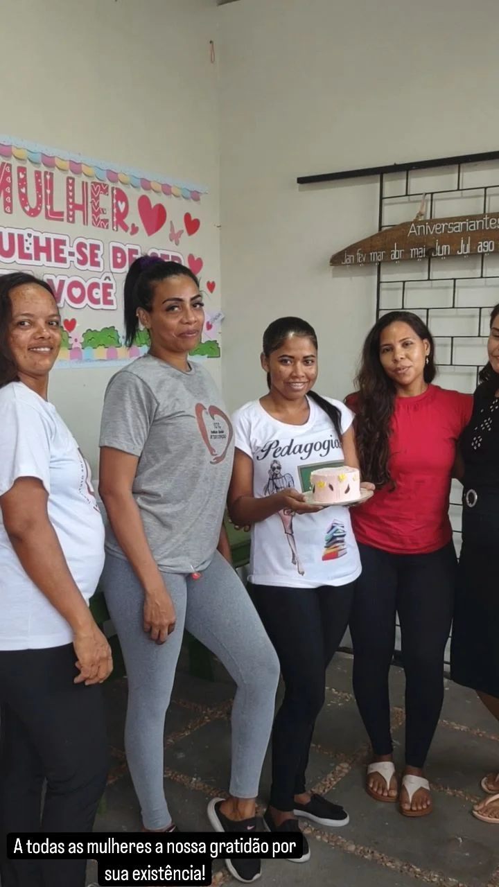 Mulheres da equipe reunidas em celebração compartilhada pelo IDTC e Casa de Tamar